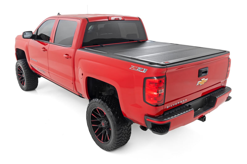 ラフカントリー ハードトライフォールド フリップアップ トノーカバー | シボレー/GMC 1500/2500HD/3500HD (2014-2019)