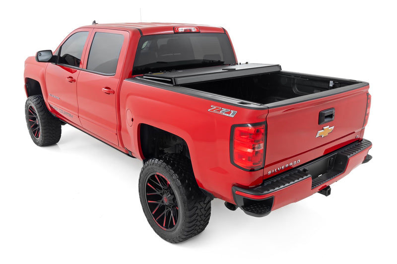 ラフカントリー ハードトライフォールド フリップアップ トノーカバー | シボレー/GMC 1500/2500HD/3500HD (2014-2019)