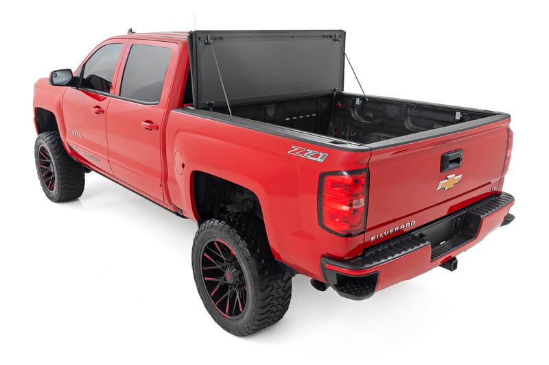 ラフカントリー ハードトライフォールド フリップアップ トノーカバー | シボレー/GMC 1500/2500HD/3500HD (2014-2019)