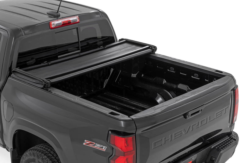 ラフカントリー ソフトトライフォールドトノーカバー 5フィートベッド シボレー Colorado/GMC Canyon 2WD/4WD (2023-2026)