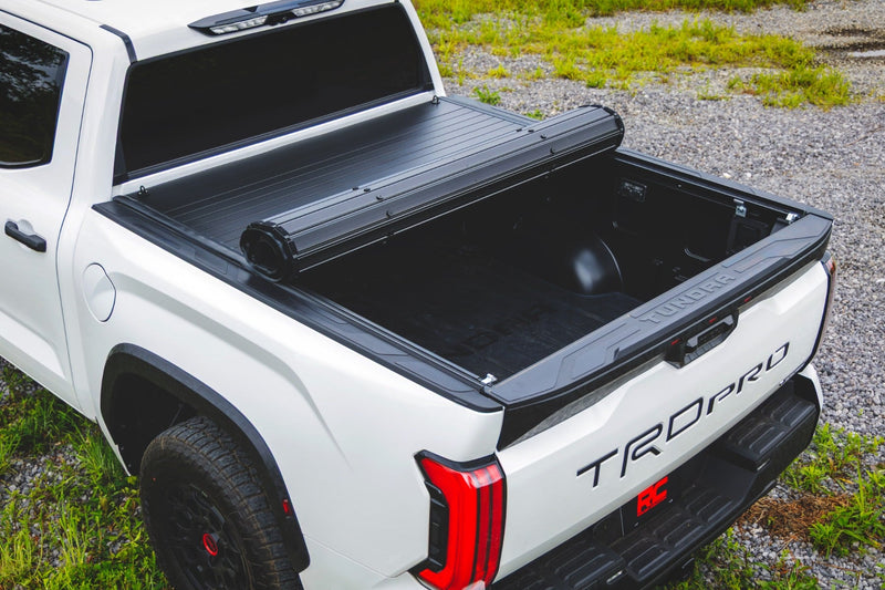 ラフカントリー ハードロールアップ トノーカバー 5'7" ベッド | トヨタ Tundra 2WD/4WD 2022-2026