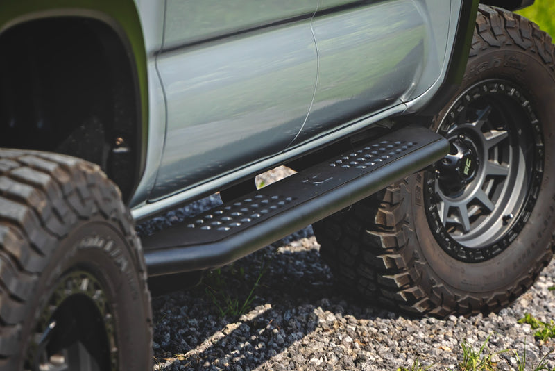 ラフカントリー OV2 ランニングボード サイドステップバー クルーキャブ トヨタ タコマ 2WD/4WD (2016-2023)