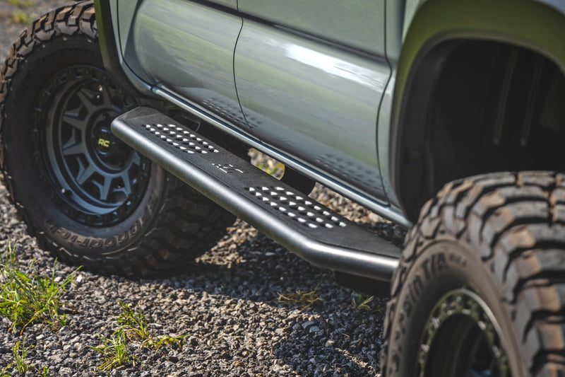 ラフカントリー OV2 ランニングボード サイドステップバー クルーキャブ トヨタ タコマ 2WD/4WD (2016-2023)