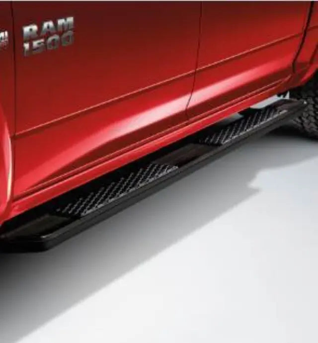 モパー アルミランニングボード ブラック クワッドキャブ用 — ダッジ/ラム Ram 1500 2009-2012