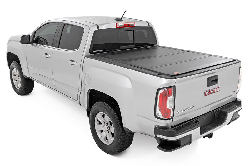 ラフカントリー ハードトライフォールド フリップアップ トノーカバー | シボレー Colorado / GMC Canyon (2015-2026)