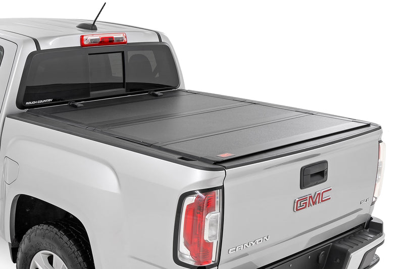 ラフカントリー ハードトライフォールド フリップアップ トノーカバー | シボレー Colorado / GMC Canyon (2015-2026)