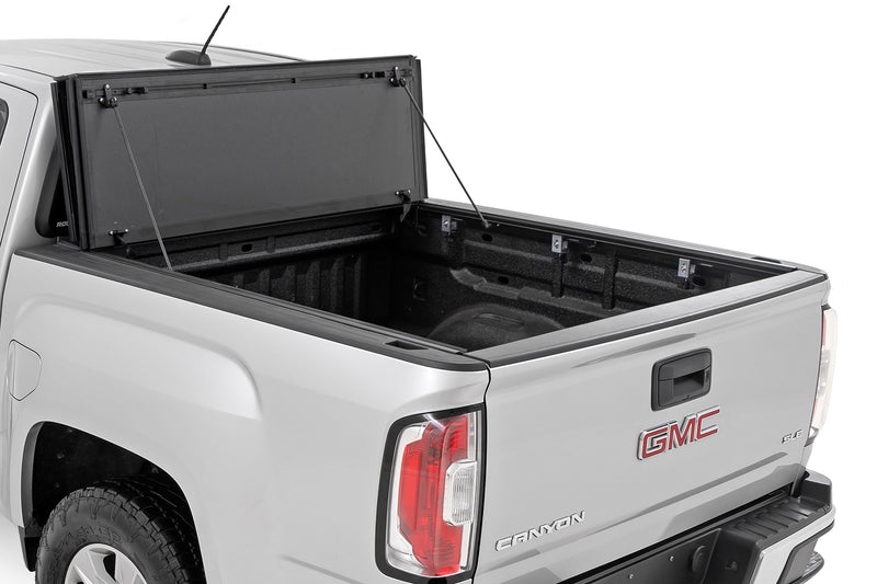 ラフカントリー ハードトライフォールド フリップアップ トノーカバー | シボレー Colorado / GMC Canyon (2015-2026)