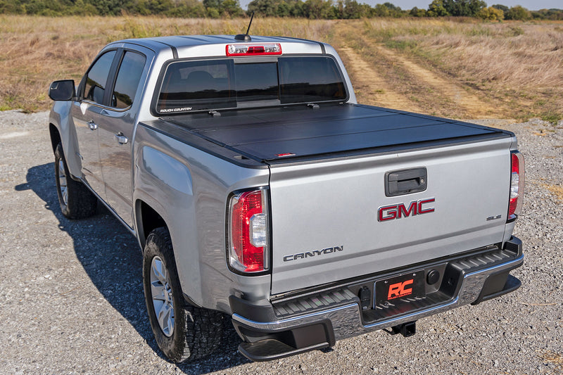ラフカントリー ハードトライフォールド フリップアップ トノーカバー | シボレー Colorado / GMC Canyon (2015-2026)
