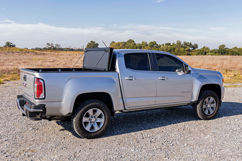 ラフカントリー ハードトライフォールド フリップアップ トノーカバー | シボレー Colorado / GMC Canyon (2015-2026)