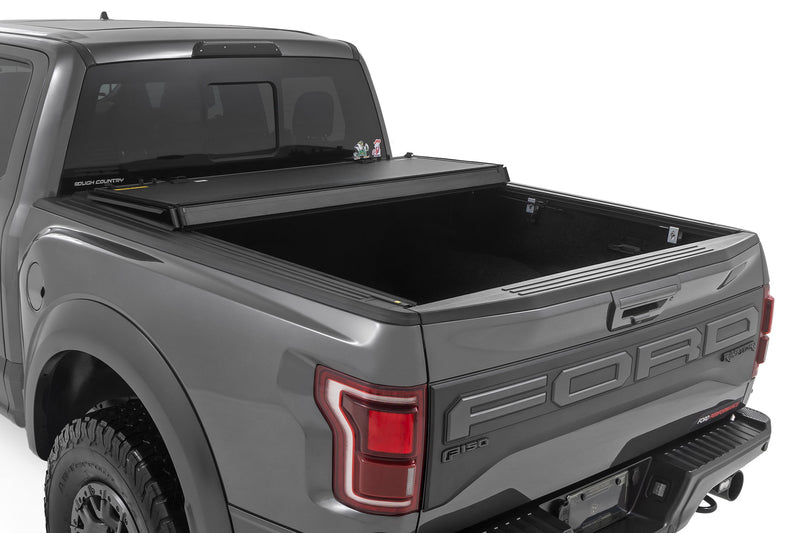 ラフカントリー ハードトライフォールド フリップアップ トノーカバー | フォード F-150 / F-150 Lightning (2021-2026)