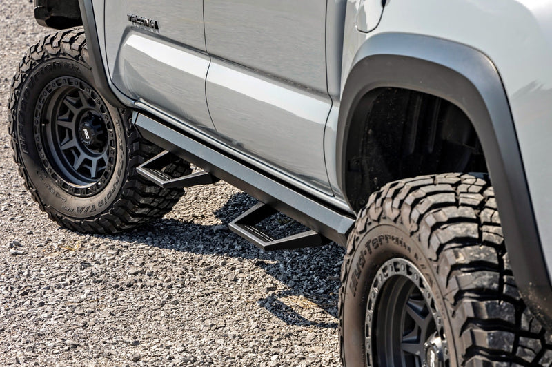ラフカントリー SRL2 アジャスタブルアルミニウムランニングボード ダブルキャブ トヨタ タコマ 2WD/4WD