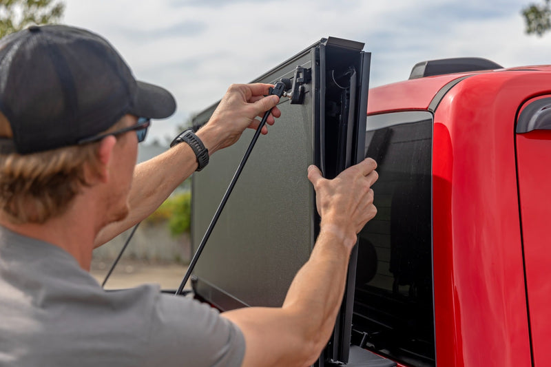 ラフカントリー ハードトライフォールド フリップアップ トノーカバー | フォード F-150 2WD/4WD 2015-2020