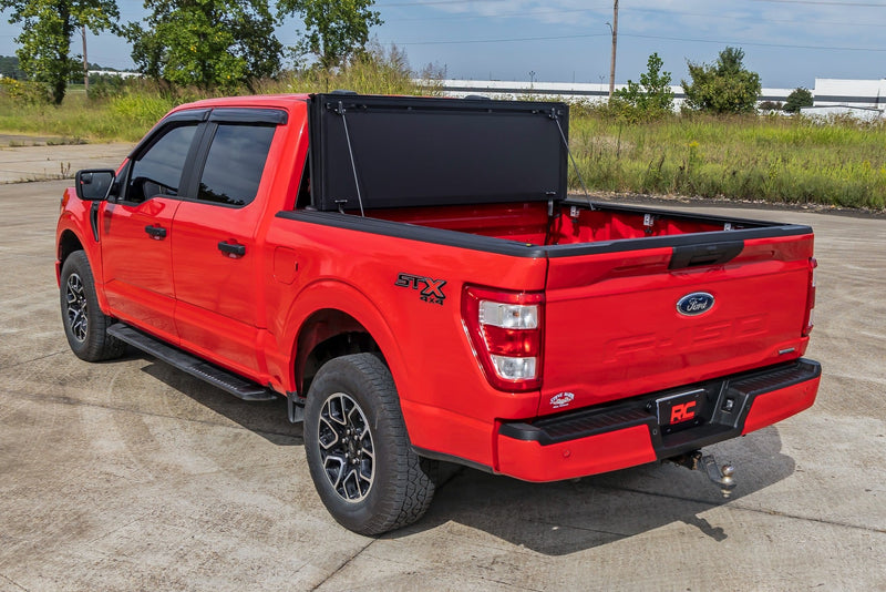 ラフカントリー ハードトライフォールド フリップアップ トノーカバー | フォード F-150 2WD/4WD 2015-2020
