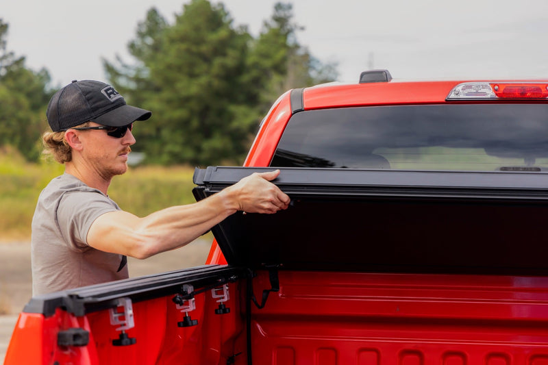 ラフカントリー ハードトライフォールド フリップアップ トノーカバー | フォード F-150 2WD/4WD 2015-2020