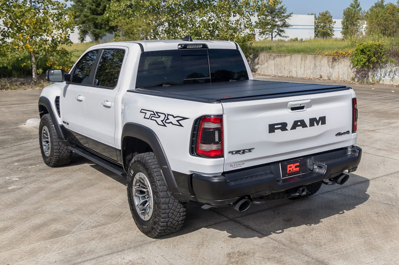 ラフカントリー ラム 1500 ハードトライフォールド フリップアップ トノーカバー (2019-2026)