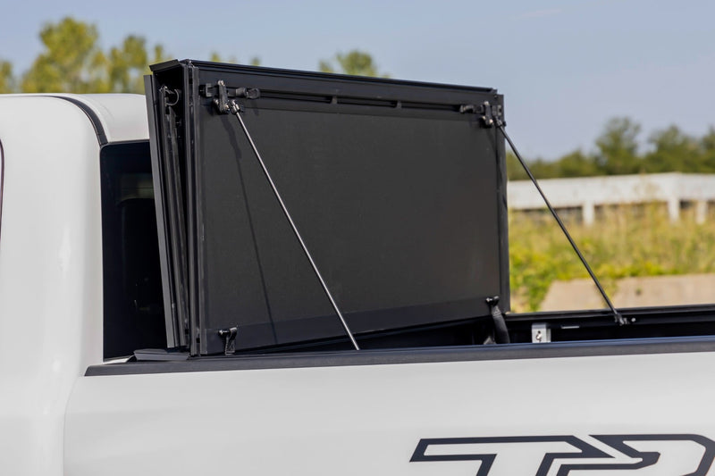 ラフカントリー ラム 1500 ハードトライフォールド フリップアップ トノーカバー (2019-2026)