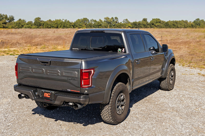 ラフカントリー ハードトライフォールド フリップアップ トノーカバー | フォード F-150 / F-150 Lightning (2021-2026)