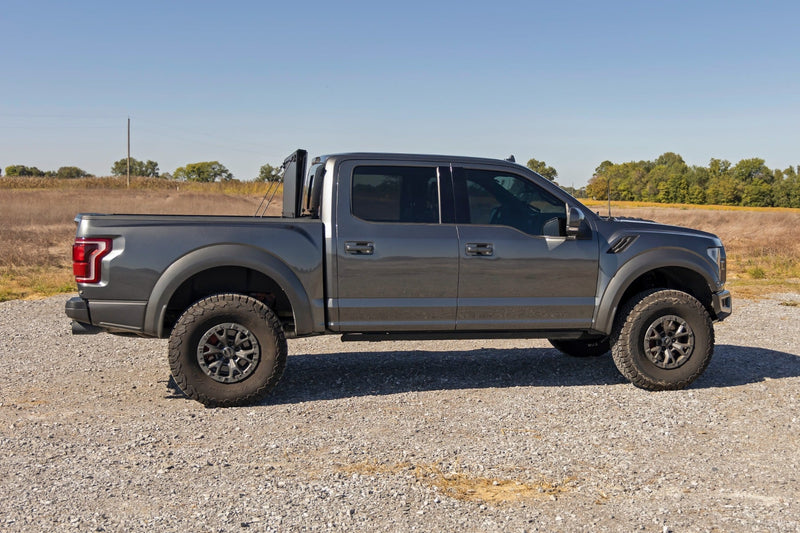 ラフカントリー ハードトライフォールド フリップアップ トノーカバー | フォード F-150 / F-150 Lightning (2021-2026)