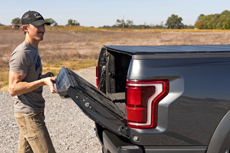 ラフカントリー ハードトライフォールド フリップアップ トノーカバー | フォード F-150 / F-150 Lightning (2021-2026)