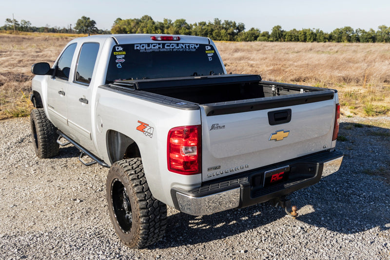 ラフカントリー ハードトライフォールド フリップアップ トノーカバー | シボレー/GMC 1500 (2007-2013)