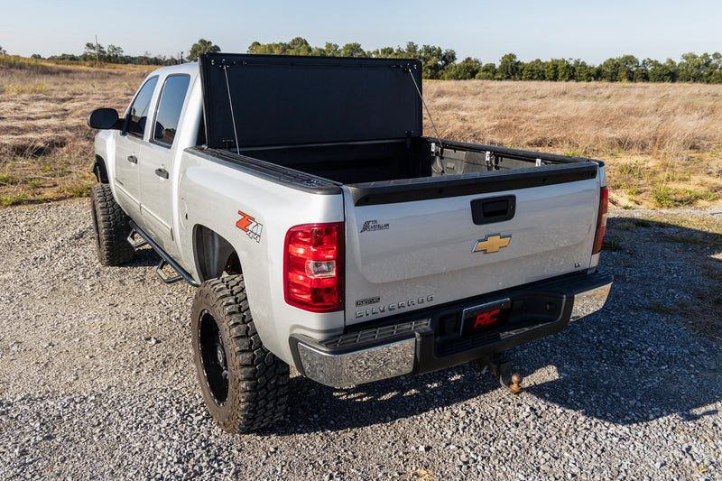 ラフカントリー ハードトライフォールド フリップアップ トノーカバー | シボレー/GMC 1500 (2007-2013)
