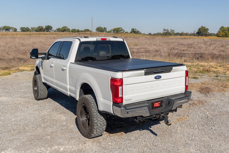 ラフカントリー ハードトライフォールド フリップアップ トノーカバー 6'10" ベッド | フォード F-250/F-350 Super Duty 2017-2026