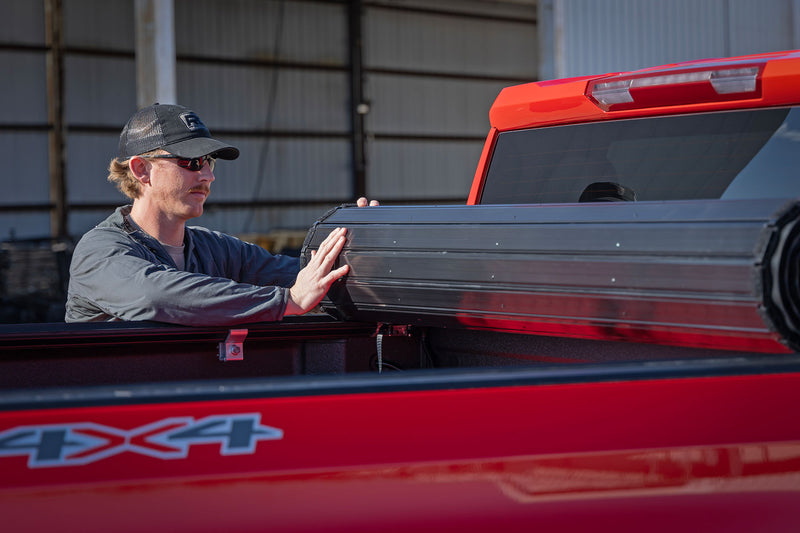 ラフカントリー ハードロールアップベッドカバー | シボレー シルバラード 1500 / GMC シエラ 1500 (2019-2026)