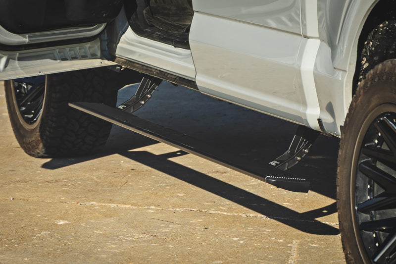ラフカントリー HT-Series パワーランニングボード フォード F-150/Lightning/Raptor/F-250/F-350 (2015-2026)