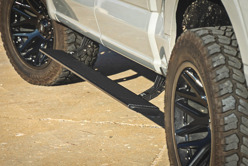 ラフカントリー HT-Series パワーランニングボード フォード F-150/Lightning/Raptor/F-250/F-350 (2015-2026)