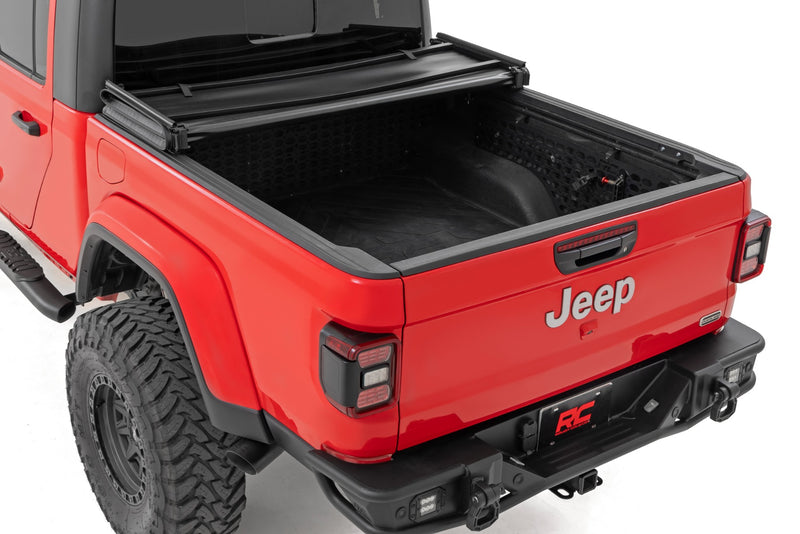 ラフカントリー ソフト三つ折りトノーカバー 5フィートベッド | ジープ Gladiator JT 4WD 2020-2026