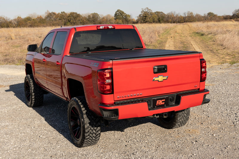 ラフカントリー ハードトライフォールド フリップアップ トノーカバー | シボレー/GMC 1500/2500HD/3500HD (2014-2019)