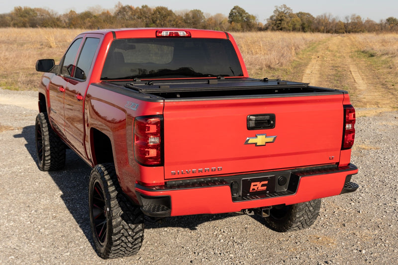 ラフカントリー ハードトライフォールド フリップアップ トノーカバー | シボレー/GMC 1500/2500HD/3500HD (2014-2019)