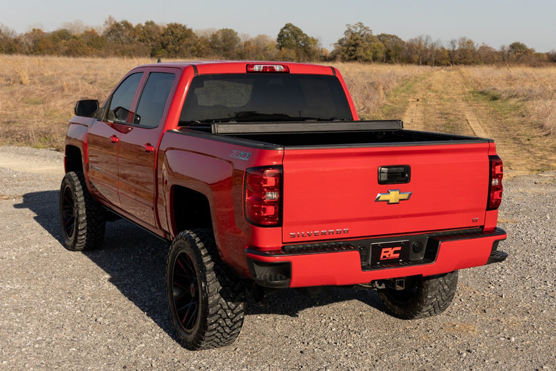 ラフカントリー ハードトライフォールド フリップアップ トノーカバー | シボレー/GMC 1500/2500HD/3500HD (2014-2019)