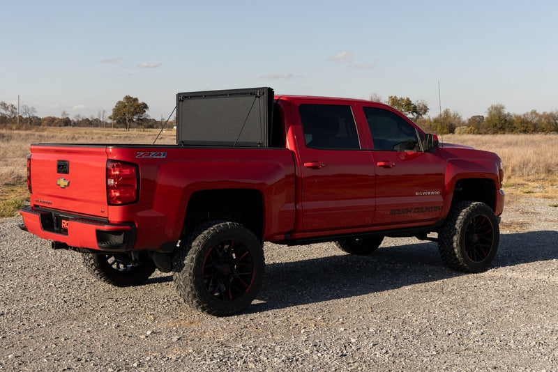ラフカントリー ハードトライフォールド フリップアップ トノーカバー | シボレー/GMC 1500/2500HD/3500HD (2014-2019)