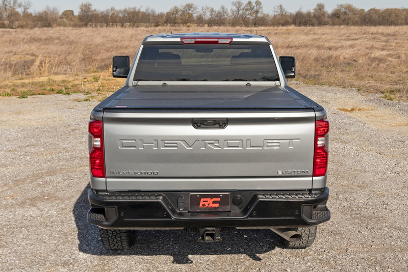 ラフカントリー ハードトライフォールド フリップアップ トノーカバー 6'9" ベッド | シボレー シルバラード/GMC シエラ 2500HD/3500HD 2020-2026
