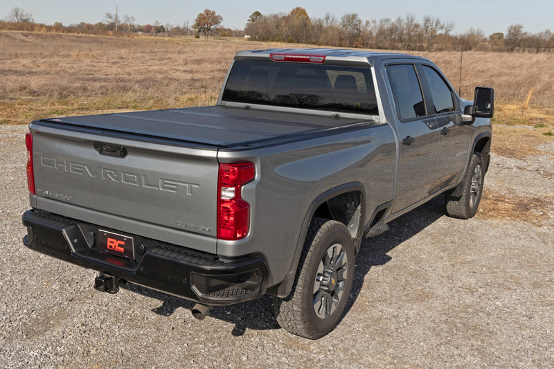 ラフカントリー ハードトライフォールド フリップアップ トノーカバー 6'9" ベッド | シボレー シルバラード/GMC シエラ 2500HD/3500HD 2020-2026