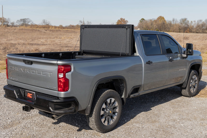 ラフカントリー ハードトライフォールド フリップアップ トノーカバー 6'9" ベッド | シボレー シルバラード/GMC シエラ 2500HD/3500HD 2020-2026