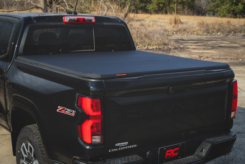 ラフカントリー ソフトトライフォールドトノーカバー 5フィートベッド シボレー Colorado/GMC Canyon 2WD/4WD (2023-2026)