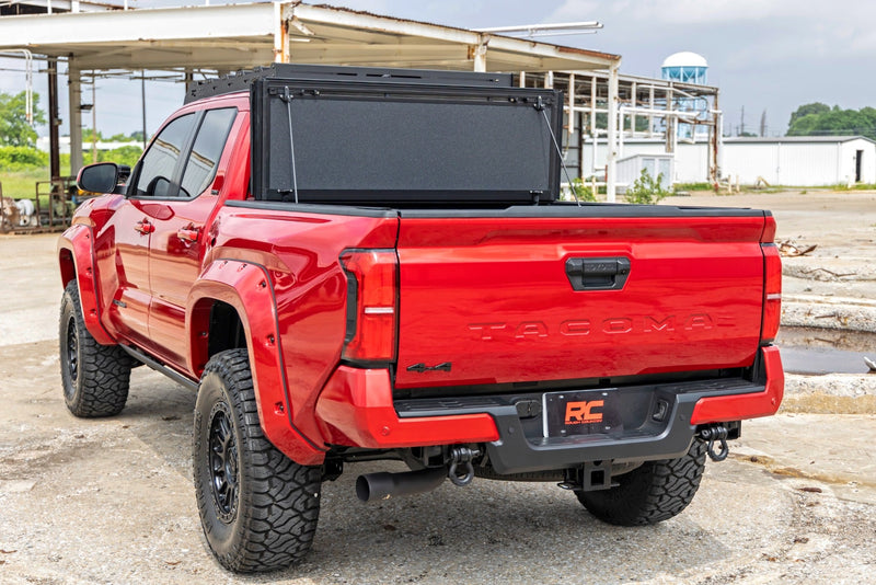 ラフカントリー ハードトライフォールド フリップアップ トノーカバー | トヨタ タコマ 2WD/4WD (2024-2026)