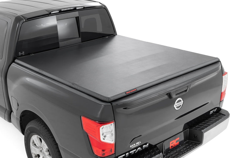 ラフカントリー ソフトトライフォールドトノーカバー 5'7" ベッド | ニッサン TITAN 2WD/4WD (2017-2024)