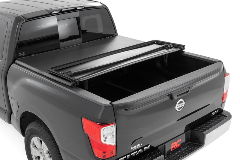 ラフカントリー ソフトトライフォールドトノーカバー 5'7" ベッド | ニッサン TITAN 2WD/4WD (2017-2024)