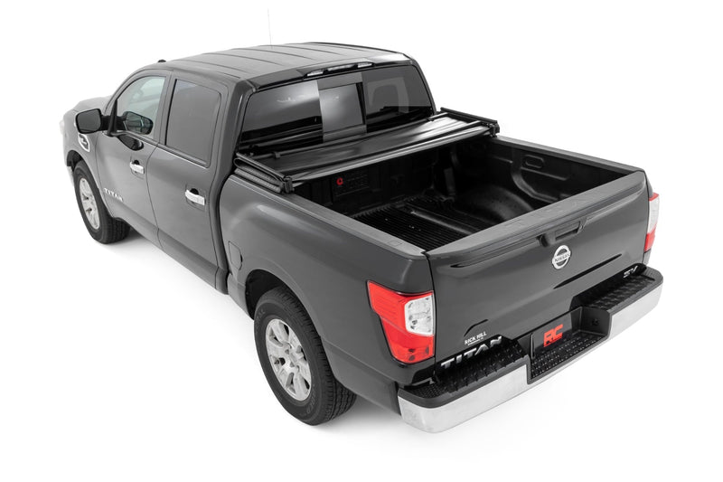 ラフカントリー ソフトトライフォールドトノーカバー 5'7" ベッド | ニッサン TITAN 2WD/4WD (2017-2024)