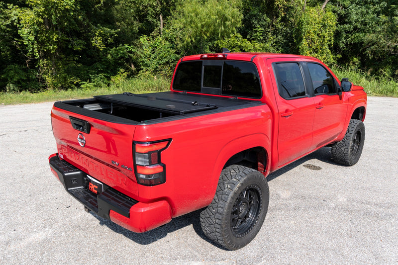 ラフカントリー ハードトライフォールド フリップアップ トノーカバー | 5フィートベッド | ニッサン Frontier 2WD/4WD (2022-2026)
