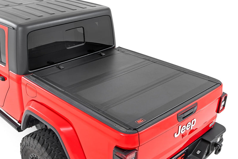 ラフカントリー ジープ Gladiator JT ハードトライフォールド フリップアップ トノーカバー 5フィートベッド (2020-2026)