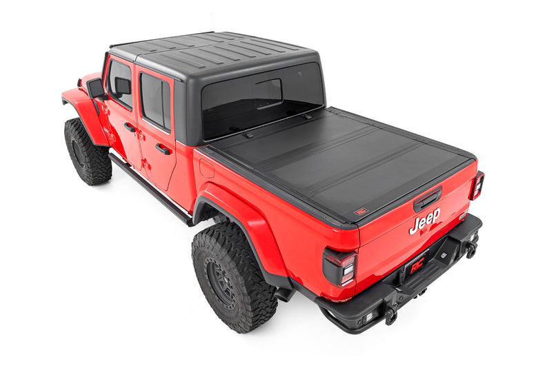ラフカントリー ジープ Gladiator JT ハードトライフォールド フリップアップ トノーカバー 5フィートベッド (2020-2026)