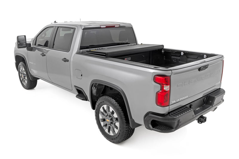 ラフカントリー ハードトライフォールド フリップアップ トノーカバー 6'9" ベッド | シボレー シルバラード/GMC シエラ 2500HD/3500HD 2020-2026