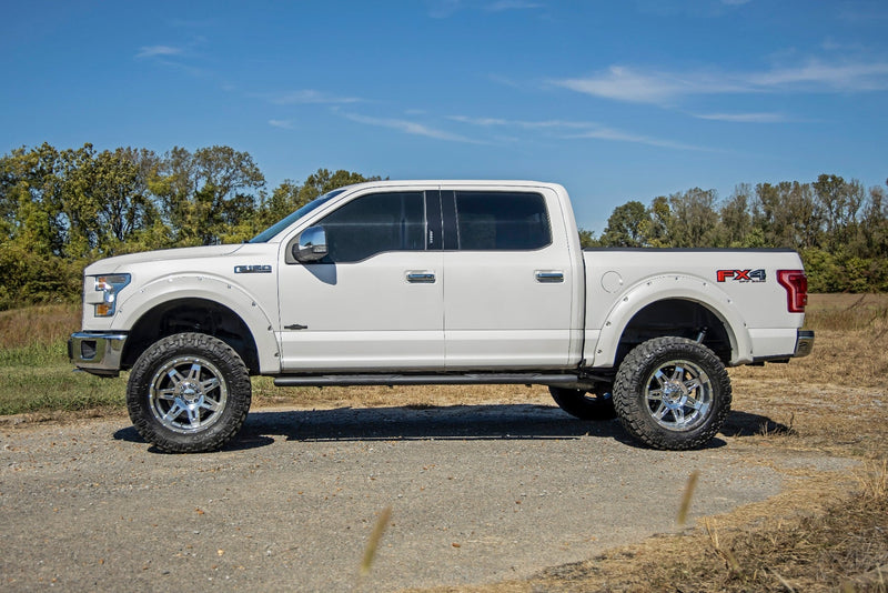 ラフカントリー オーバルナーフステップ クルーキャブ用 ブラック フォード F-150/Lightning/F-250/F-350/Raptor (2015-2026)