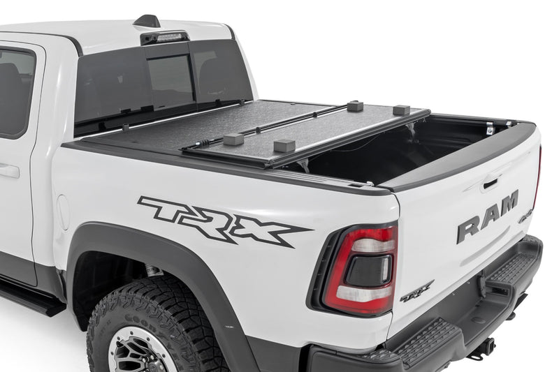 ラフカントリー ハードロープロファイルベッドカバー | ラム 1500 (2019-2026) / 1500 TRX (2021-2024)