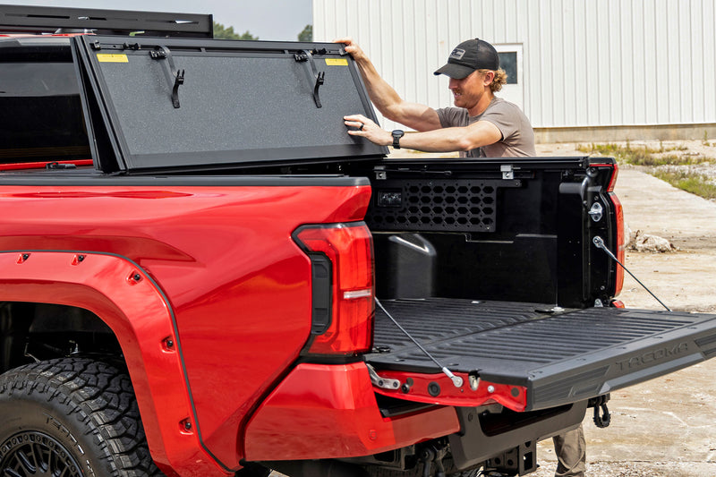 ラフカントリー ハードトライフォールド フリップアップ トノーカバー | トヨタ タコマ 2WD/4WD (2024-2026)