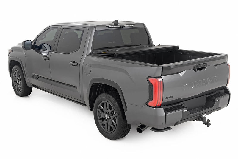 ラフカントリー ハードトライフォールド フリップアップ トノーカバー 5'7" トヨタ Tundra 2022-2026
